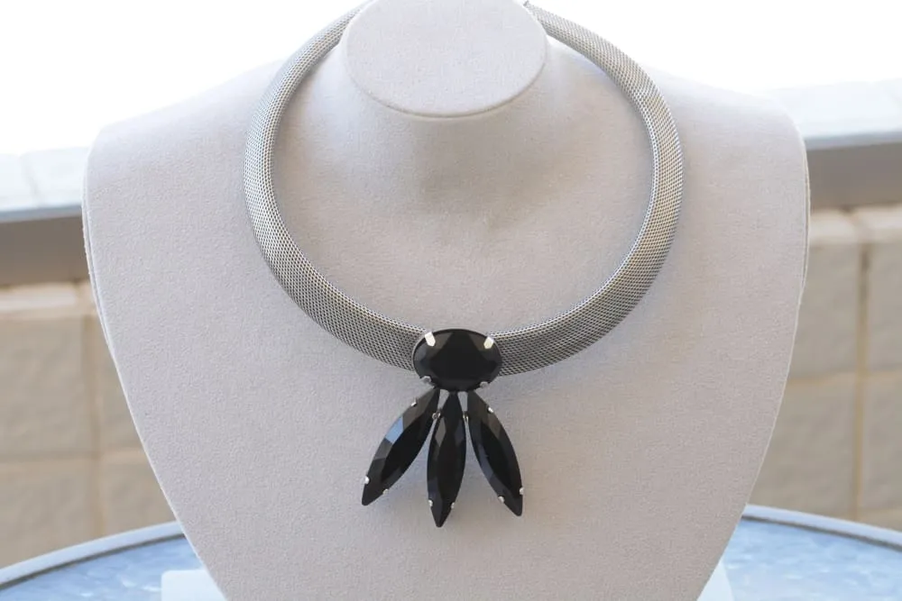 BLACK BIB NECKLACE