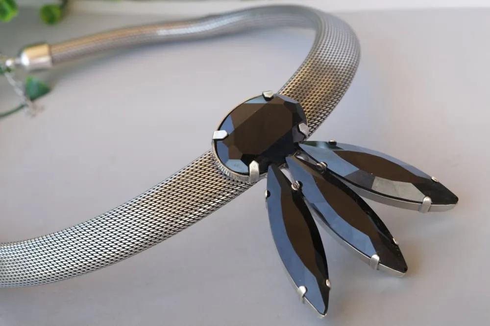 BLACK BIB NECKLACE