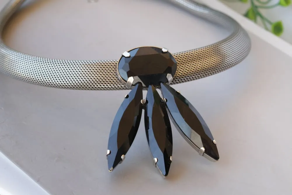BLACK BIB NECKLACE