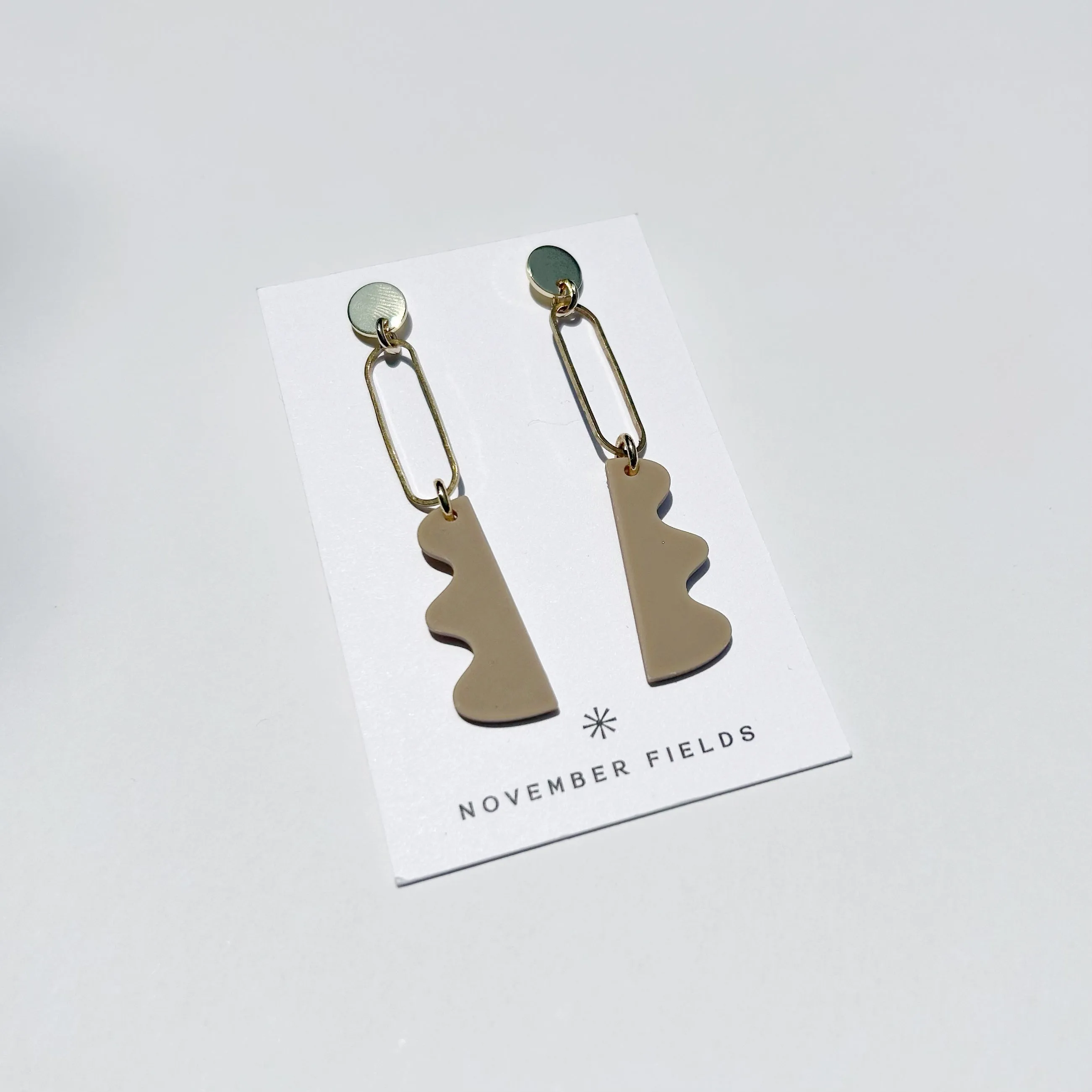 Gigi Raw Brass and Resin Wavy Earrings