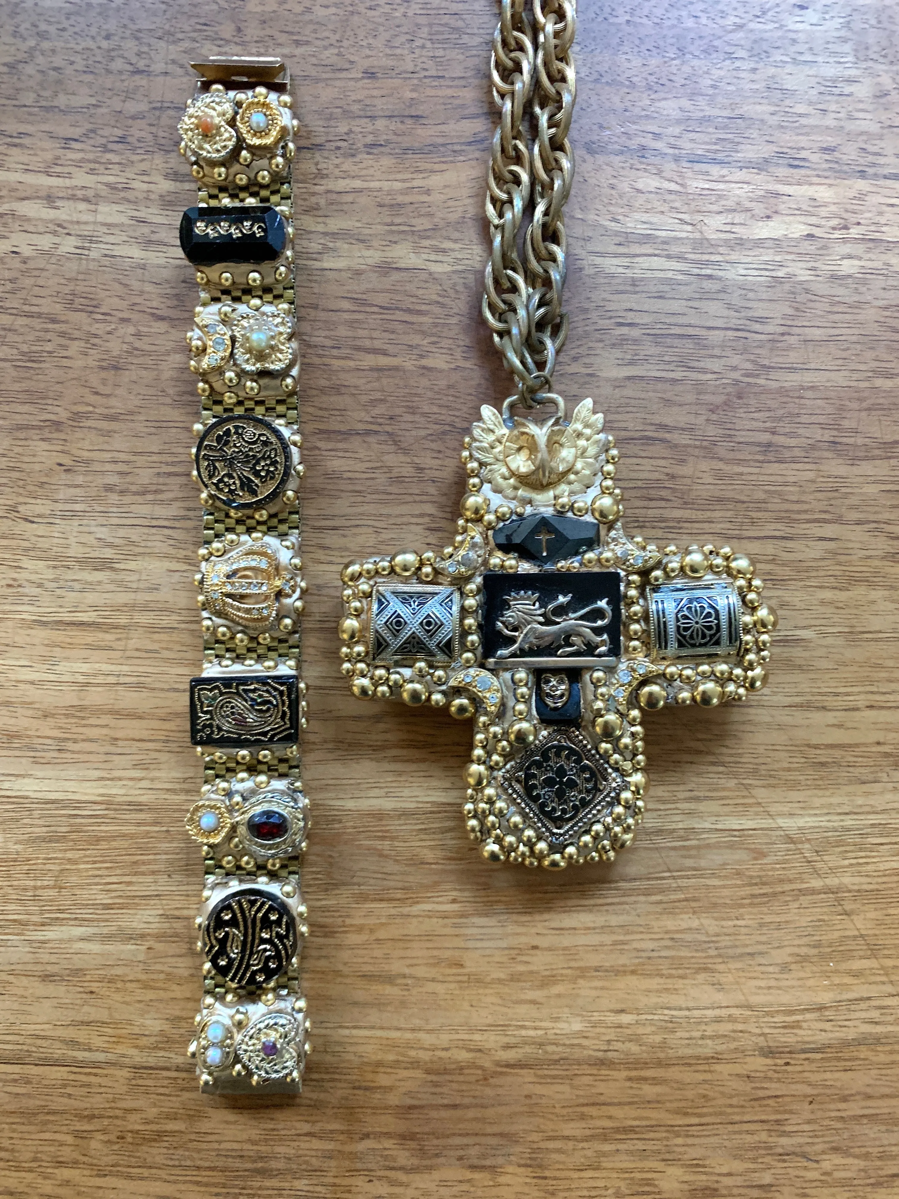 MINADEO ONYX CAMEOS &amp; CRYSTAL CROWN BRACELET
